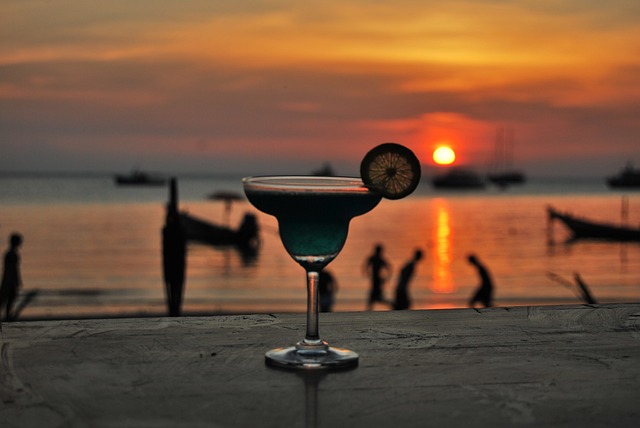 Drink na plaży, w tle zachód słońca